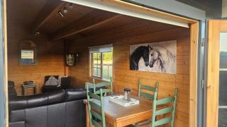 Cabin - Sleeps 6 - Free Parking & Garden - 7