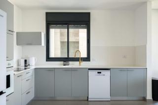 Spacious 4BR Apt l Sunny Balcony & Mamad - 7