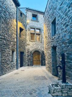 Le Bastion, 15 guests, 5 suites, 5 baths, AC - 9
