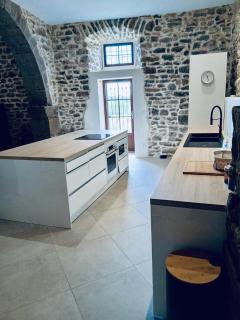 Le Bastion, 15 guests, 5 suites, 5 baths, AC - 8
