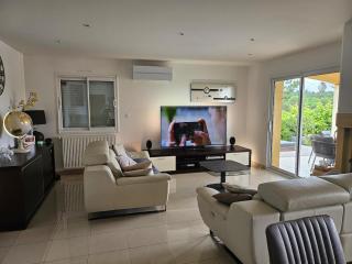 Beautiful air-conditioned villa with pool and hot tub - 0