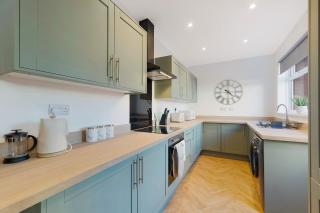 Spacious 4BR House Sleeps 8 by Stay With Us - 1