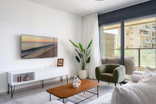 Elegant 4BR Stay l Balcony & Mamad - 5