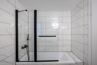 Elegant 4BR Stay l Balcony & Mamad - 6