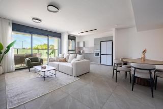 Elegant 4BR Stay l Balcony & Mamad - 3