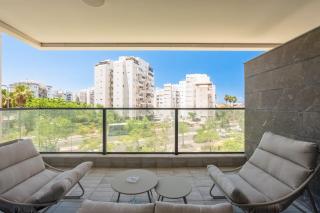 Stylish 4BR Apt l Private Balcony & Mamad - 9