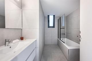 Stylish 4BR Apt l Private Balcony & Mamad - 7