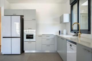 Stylish 4BR Apt l Private Balcony & Mamad - 6