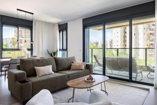 Stylish 4BR Apt l Private Balcony & Mamad - 5