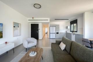 Stylish 4BR Apt l Private Balcony & Mamad - 4