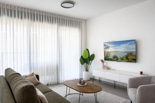 Stylish 4BR Apt l Private Balcony & Mamad - 3