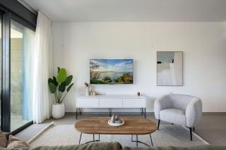 Stylish 4BR Apt l Private Balcony & Mamad - 1