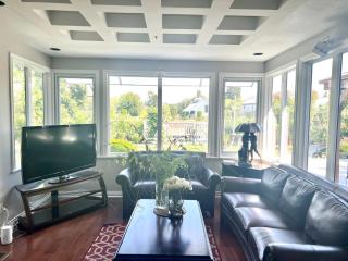 Charming Riverside Villa with Private Dock near UBC n Golf n Airport - 0