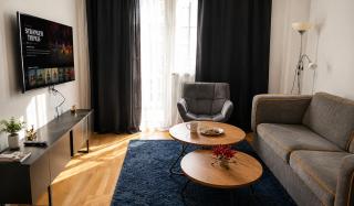 Perfect location - Self Check-In - Free Parking - Balcony View - Fast WiFi - 6