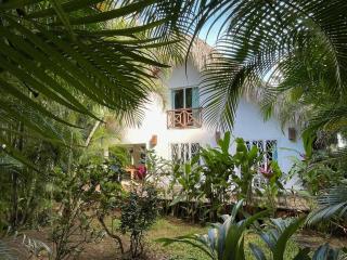 Large pool, beach within walking distance and secure residence - 0