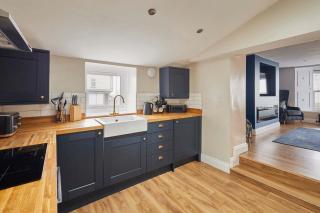 Host & Stay - Captain's Quarters - 9