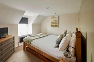 Host & Stay - Captain's Quarters - 8