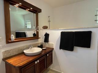 Large pool, beach within walking distance and secure residence - 3