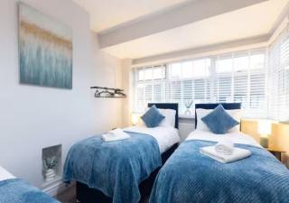 Spacious 4Bedroom Home in Leeds Sleeps 10 - 4