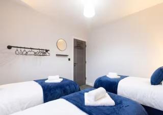 Spacious 4Bedroom Home in Leeds Sleeps 10 - 3