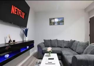 Spacious 4Bedroom Home in Leeds Sleeps 10 - 6