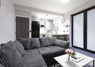 Spacious 4Bedroom Home in Leeds Sleeps 10 - 5