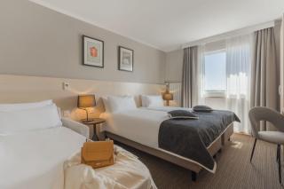 Everness Hotel & Resort - 8