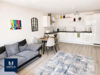 Stylish Two Bedroom Bedford Apartment - Hospital Station & Secure Parking - 3