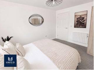 Stylish Two Bedroom Bedford Apartment - Hospital Station & Secure Parking - 1