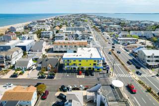NEW 3BR-3BA Beach Block with Parking - 3