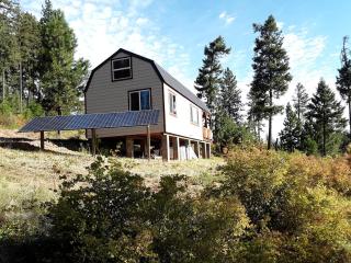 Cozy Solar-Powered Cabin for a Peaceful Escape near Plummer, Idaho - 0