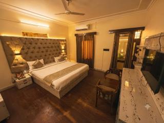The Amber House - Luxury Boutique Stay in Bani Park, City Center Jaipur - 5