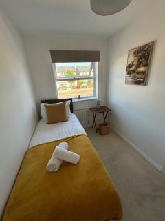 Spacious Family Home, 4-BR & Sleeps 7 Comfortably - 4