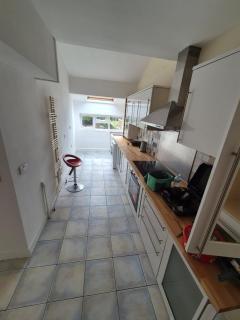 Spacious 4-Bed Family Home with Private Deck - 9