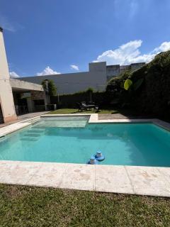 Casa con pileta con excelente ubicacion - 9