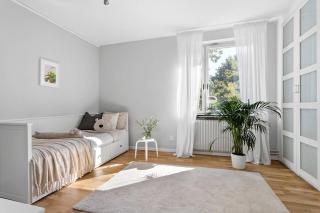 Big room in a large family apartment close to city - 0