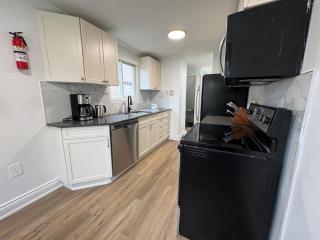 North Barrie !C Cozy and Spacious Private Bedroom with Shared Bathroom - 1