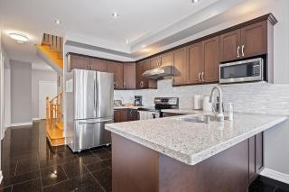 Amazing Spacious house in heart of Richmond hill - 4