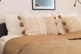 Walkers Paradise! Smart TV King Bed Coffee - 2