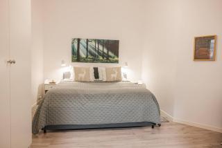 Top Spot Smart TV Comfy King Bed & Workspace - 6