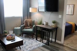 Litttle Rock - King Comfort in Capital Manor, Couples Stay Awaits - Austin - 7