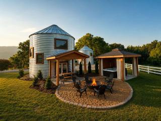 Cozy Farm Silo - Sleeps 4 with Private Hot Tub - Chattanooga - 0