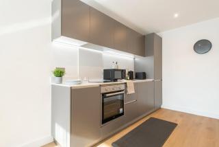 Modern & Spacious 1 Bedroom Apartment in Leeds - 8