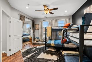 Family Luxury Getaway: Hot Tub, Sauna & Game Room - 4