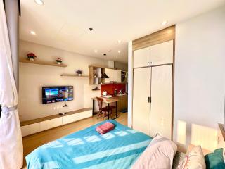 Modern Studio with Panoramic Lake and Skyline Views - 4
