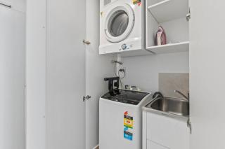 Stylish 1BR Apartment in Broadbeach - 6