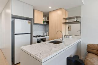 Luxury Broadbeach Island Stay with Ocean Views - 2
