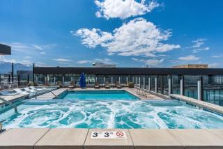 Sky High Views Lux 2bd 2ba Rooftop Pool HTub Gym - 9