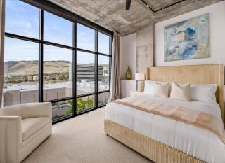 Sky High Views Lux 2bd 2ba Rooftop Pool HTub Gym - 8