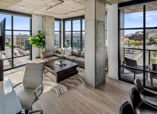 Sky High Views Lux 2bd 2ba Rooftop Pool HTub Gym - 7